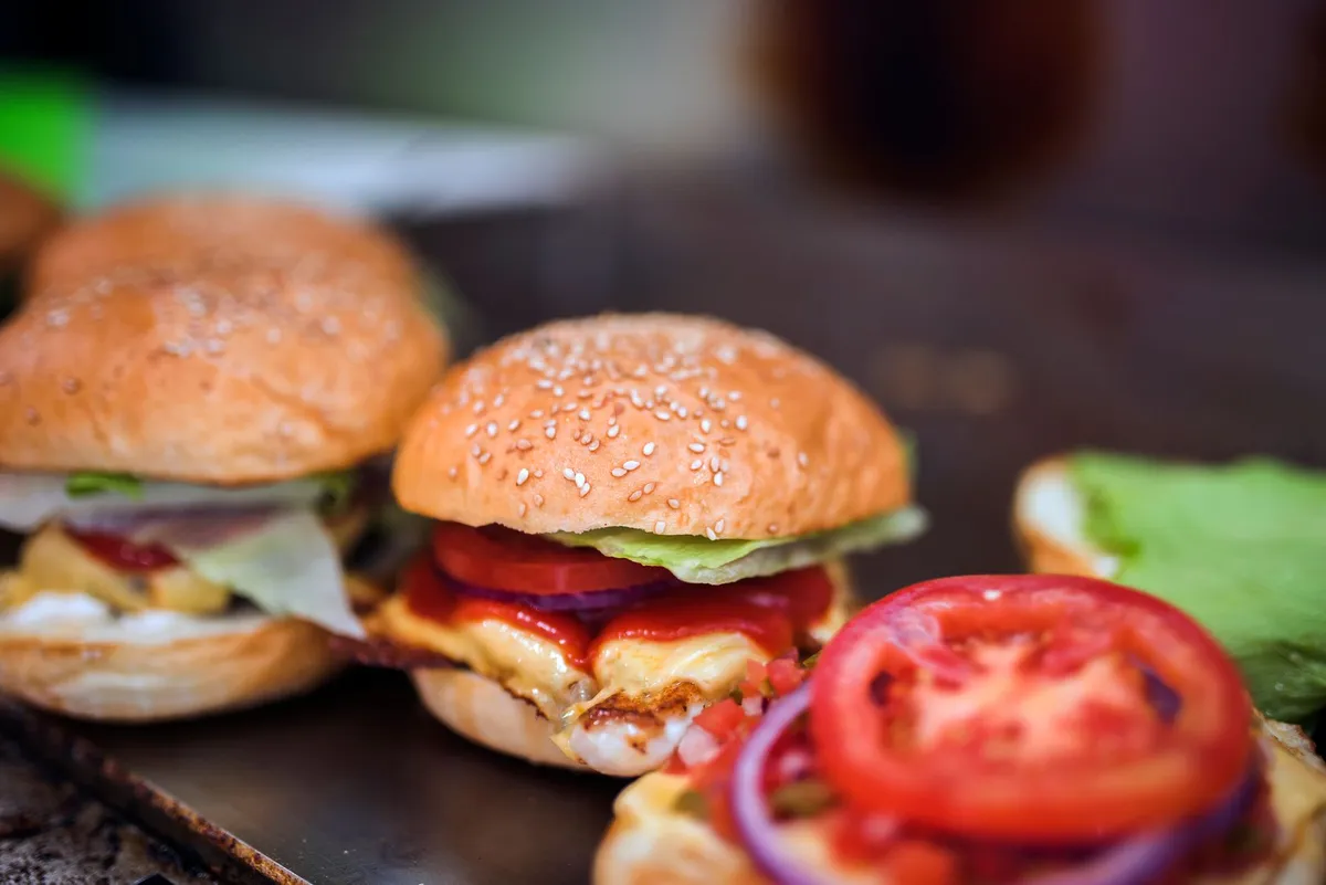 Cardápio digital para hamburgueria com hambúrguer artesanal pronto para o delivery